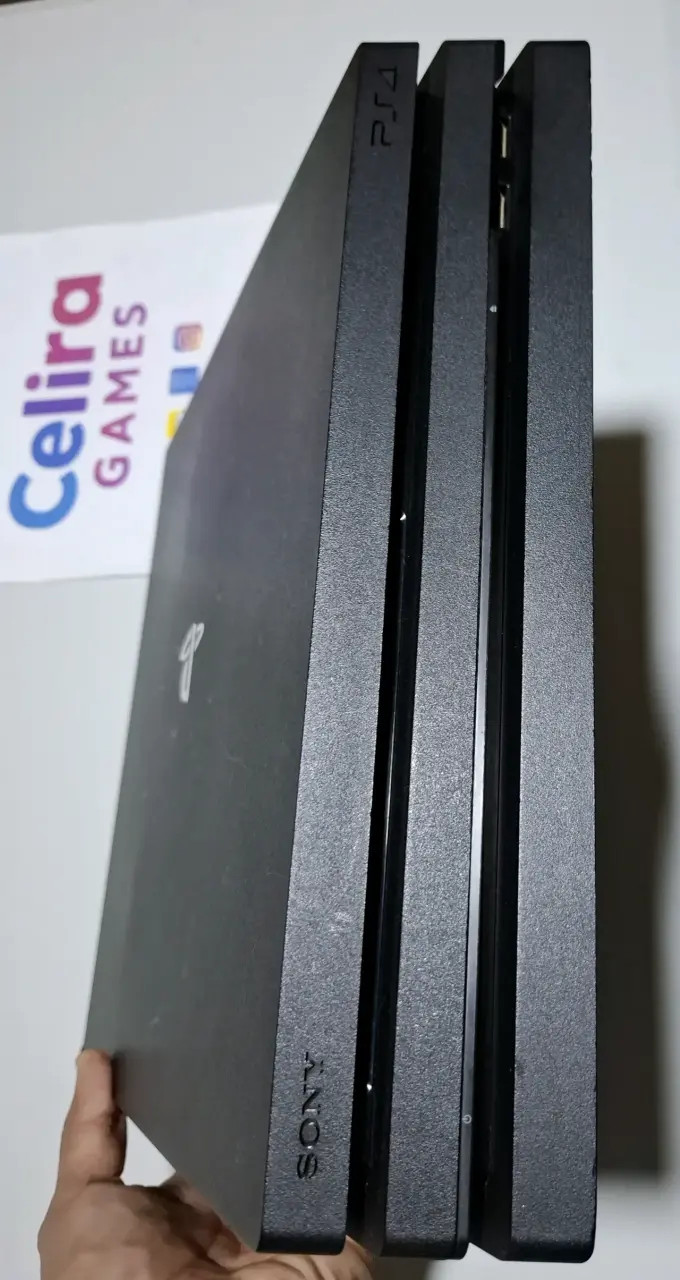 PS4 pro con juegos 2 mandos - 1