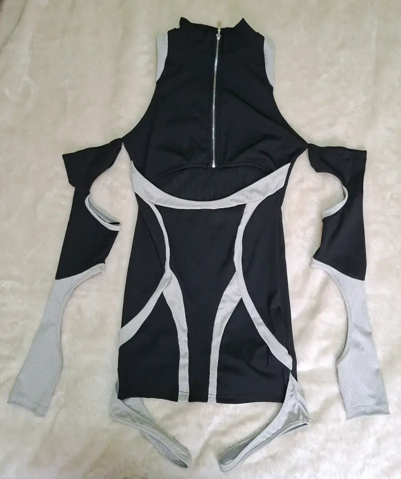 Vestido corto negro con recortes - 2
