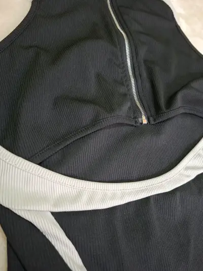 Vestido corto negro con recortes - miniatura 3