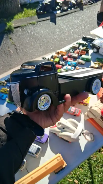 Camioneta de juguete vintage negra - miniatura 1
