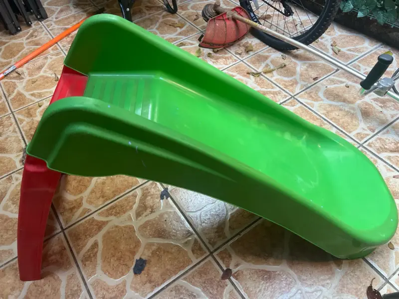 Tobogán infantil plástico verde