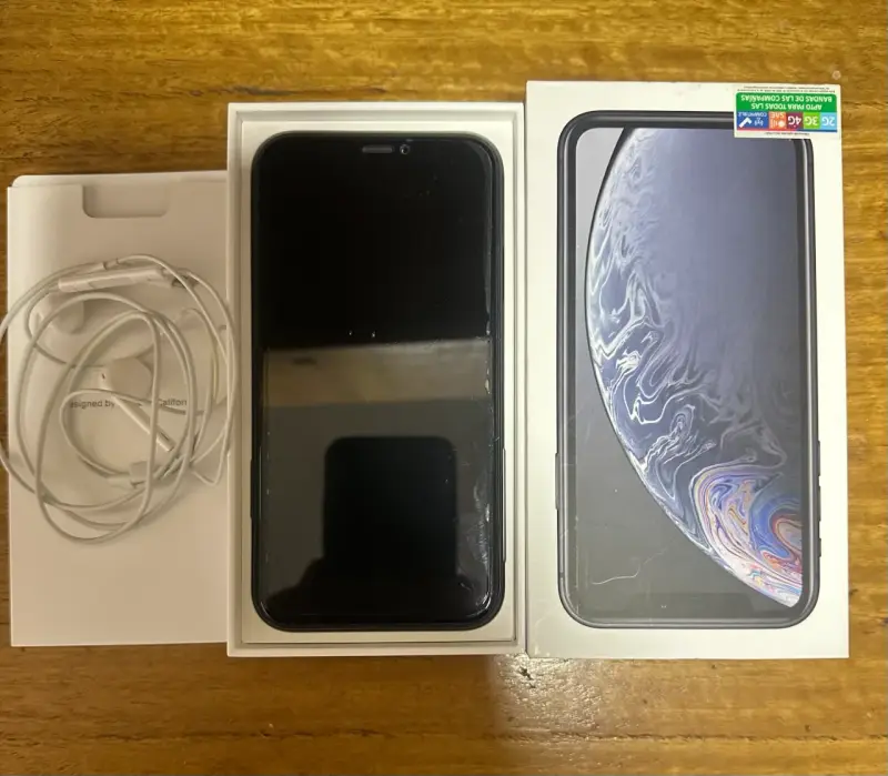 Smartphone en caja con audífonos IPHONE 10 XR