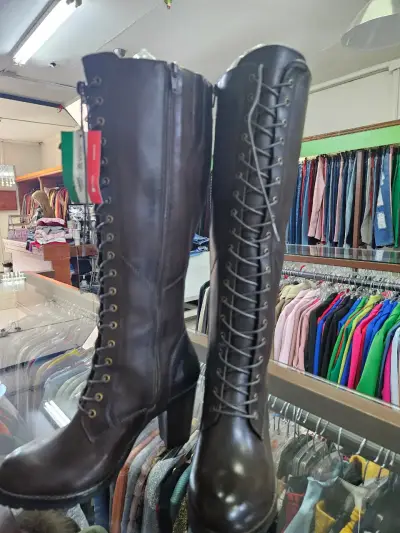 Botas largas de cuero negras - miniatura 1