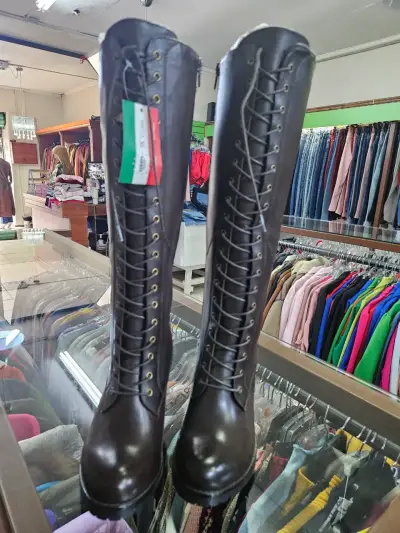 Botas largas de cuero negras - miniatura 2