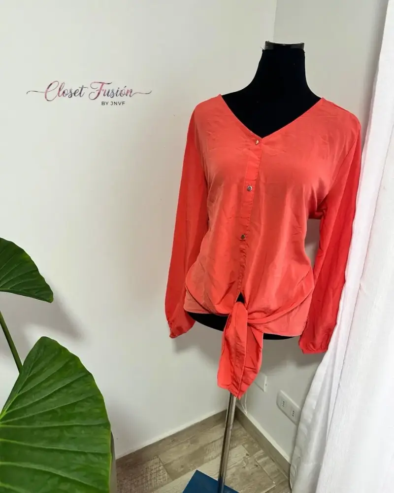 Blusa roja con nudo frontal - 1