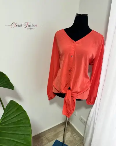 Blusa roja con nudo frontal - miniatura 2