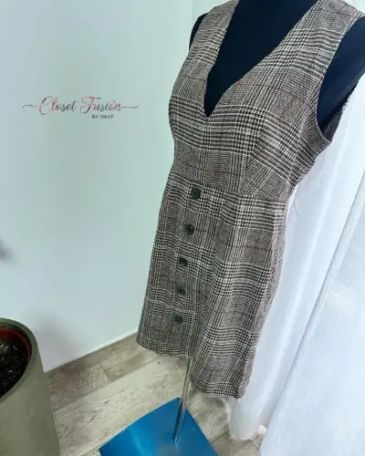 Vestido de cuadros marrón sin mangas - miniatura 3