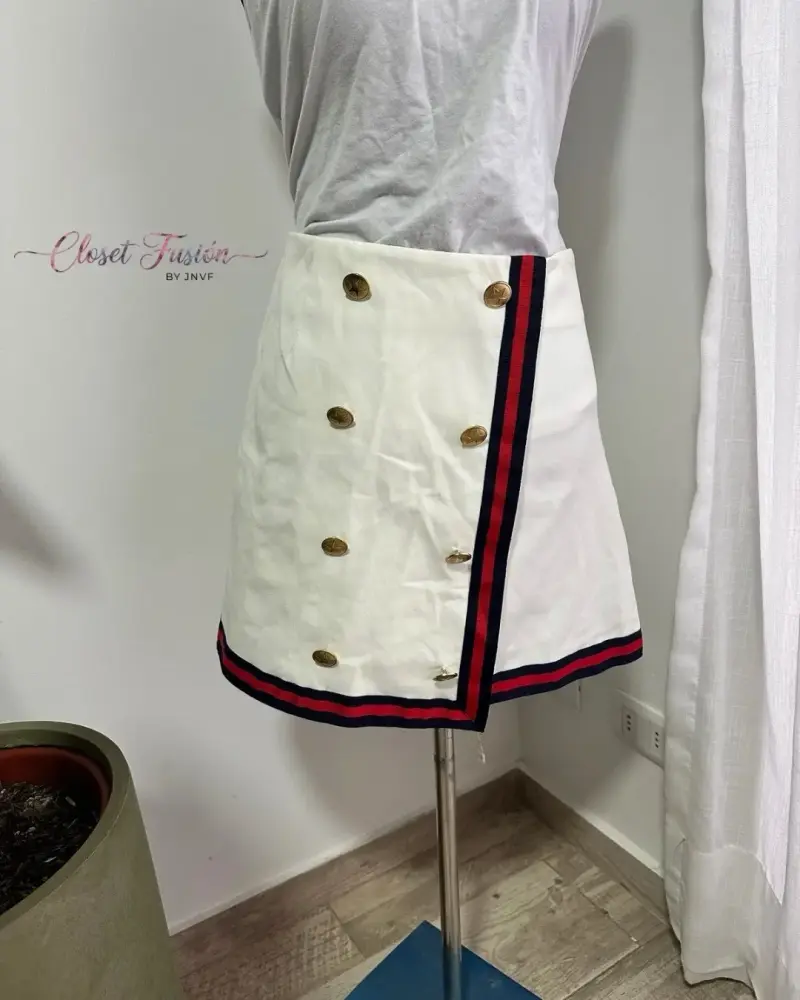Falda blanca con botones dorados - 2