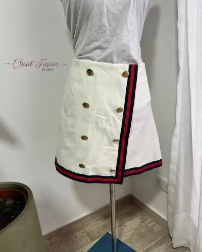 Falda blanca con botones dorados - miniatura 2