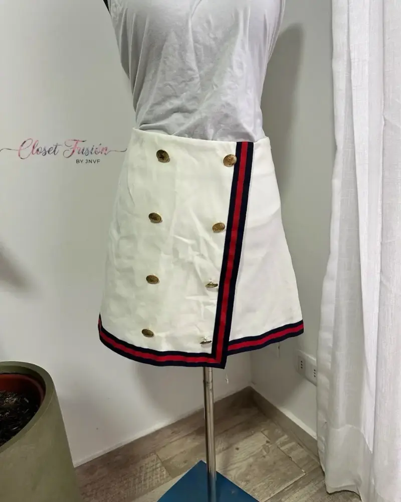 Falda blanca con botones dorados - 3