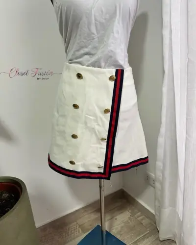 Falda blanca con botones dorados - miniatura 3