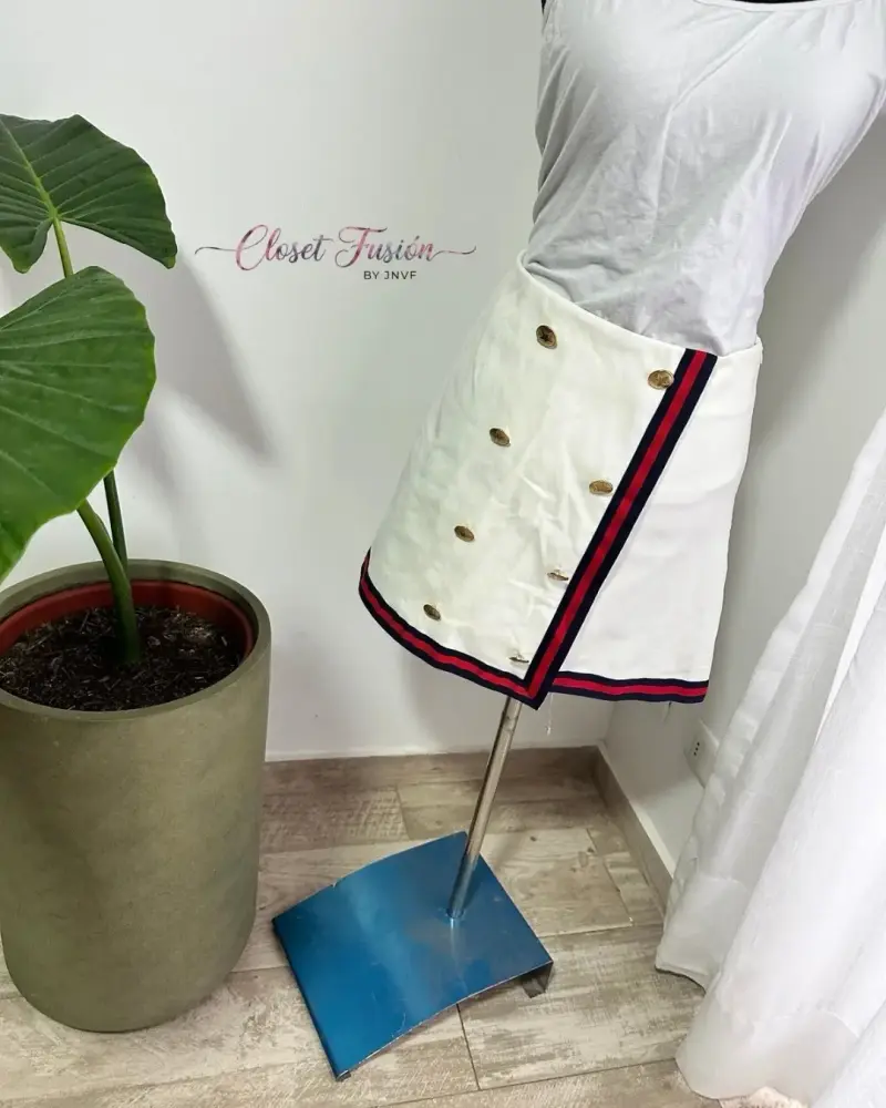 Falda blanca con botones dorados - 4