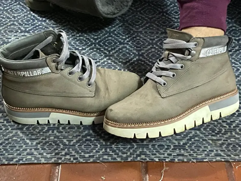 Botines marrones con suela robusta - 2