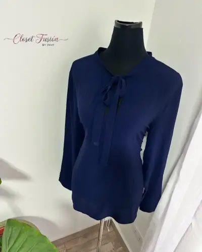Blusa azul con lazo - miniatura 1