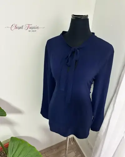 Blusa azul con lazo - miniatura 3