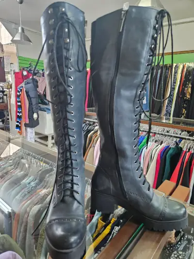 Botas negras altas con cordones - miniatura 1