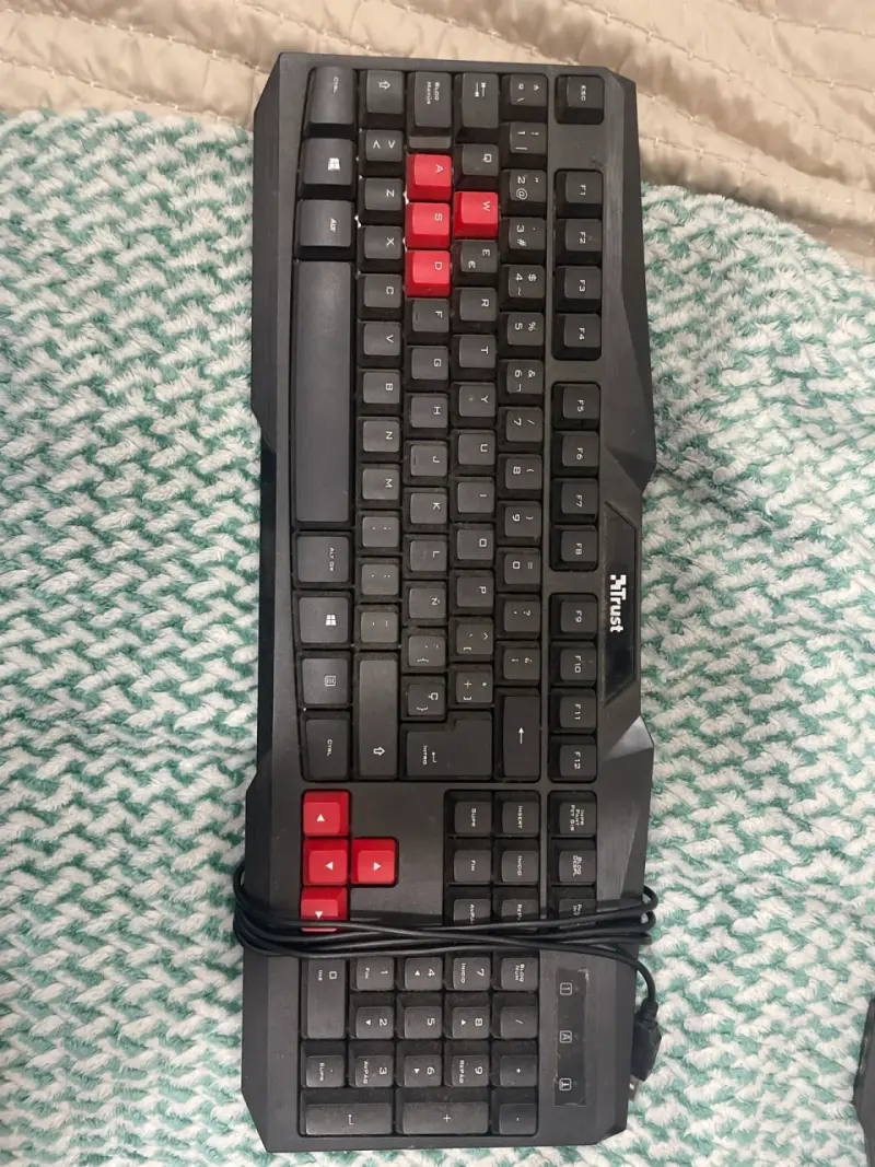 Teclado Trust gamer con cable mouse y audífonos - 1