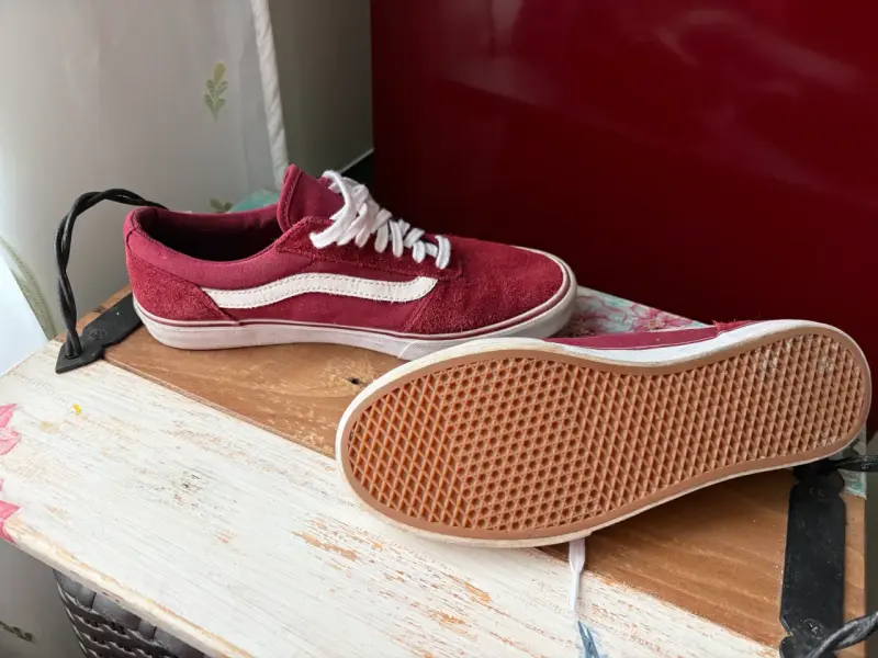 Zapatillas burdeo con suela blanca