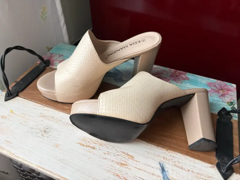 Tacones beige de mujer