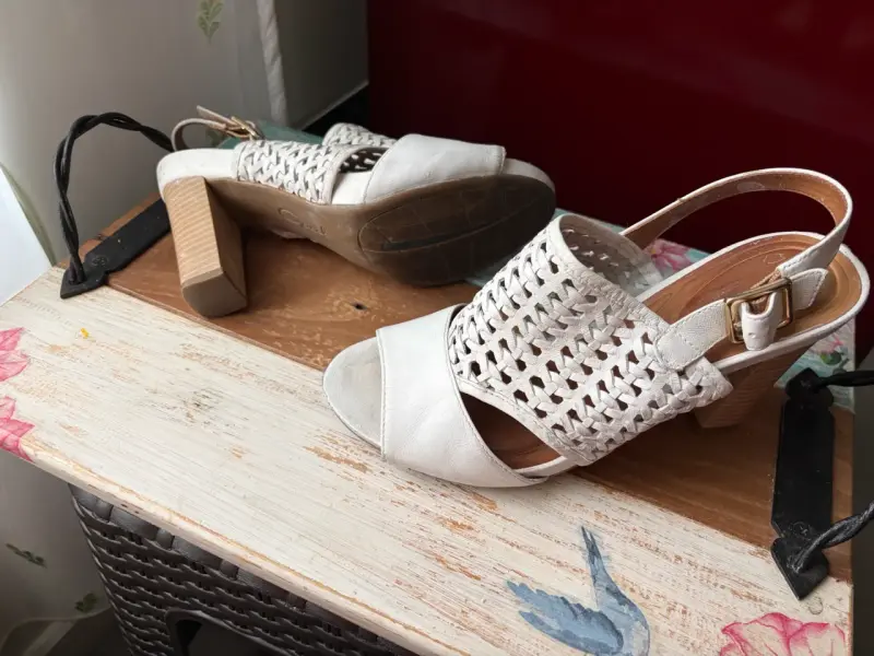 Sandalias blancas de tacón