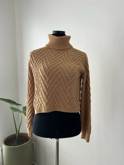 Suéter beige de cuello alto - miniatura 3