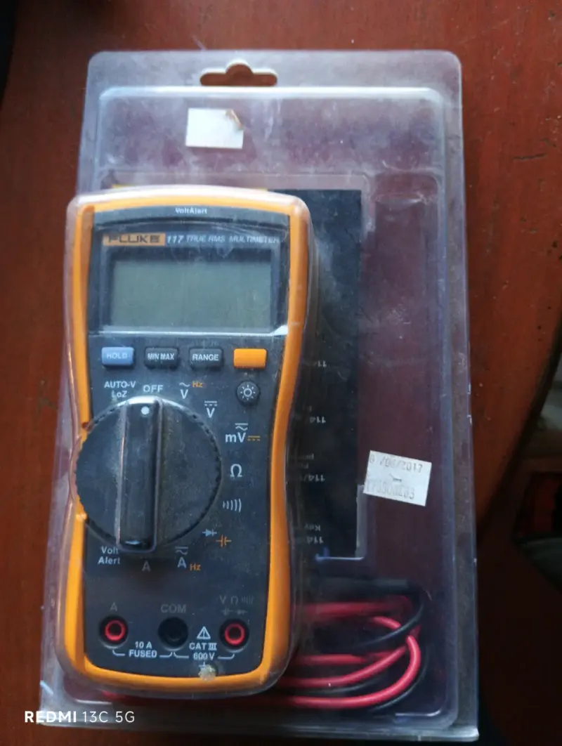 Multímetro Fluke 117 con caja - 1