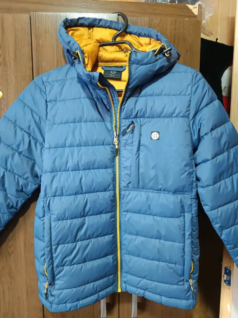 Chaqueta acolchada azul con capucha
