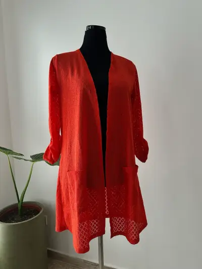 Cardigan rojo con textura - miniatura 3