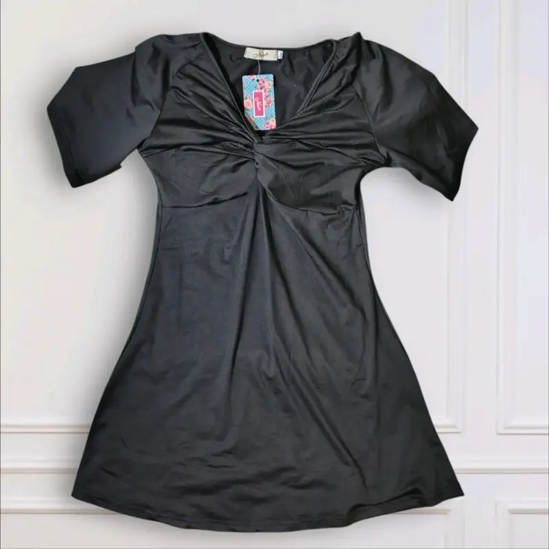 Vestido negro corto con etiqueta