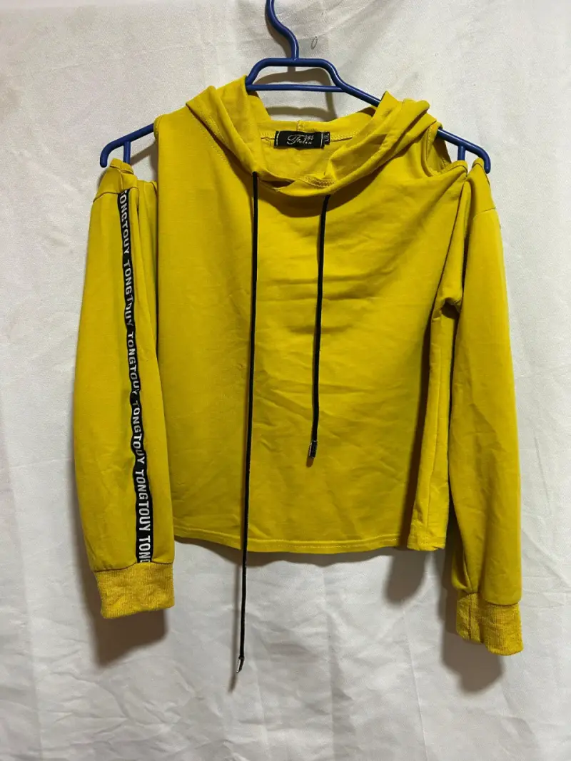 Polera amarilla hombros descubiertos
