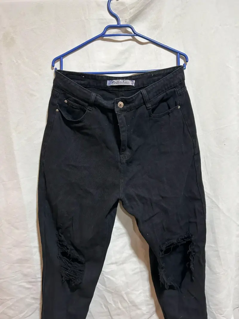 Jeans negros con roturas
