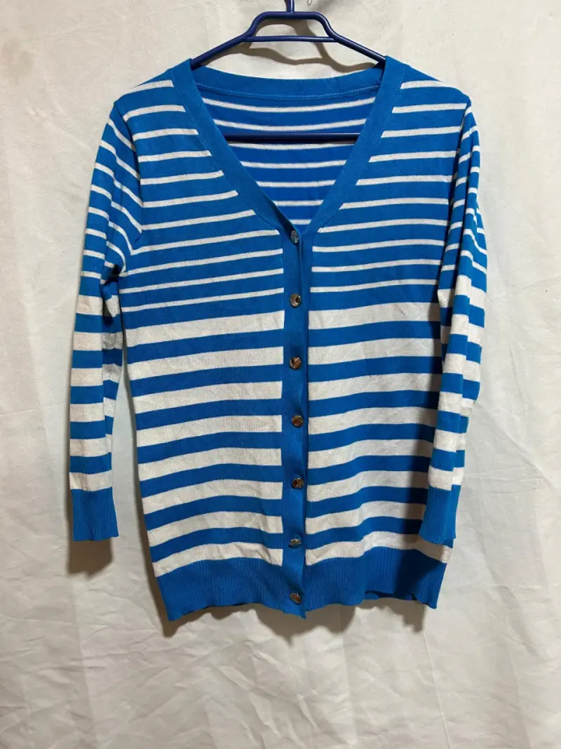 Cardigan a rayas azul y blanco