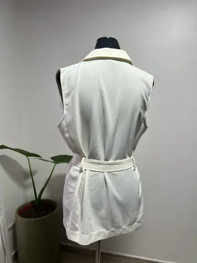 Chaleco sin mangas blanco elegante - miniatura 1