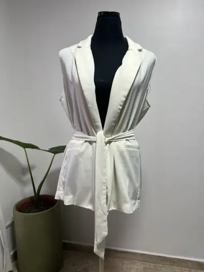 Chaleco sin mangas blanco elegante - miniatura 3