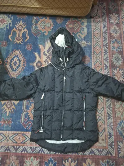 Chaqueta acolchada negra con capucha ELLABEE - miniatura 1