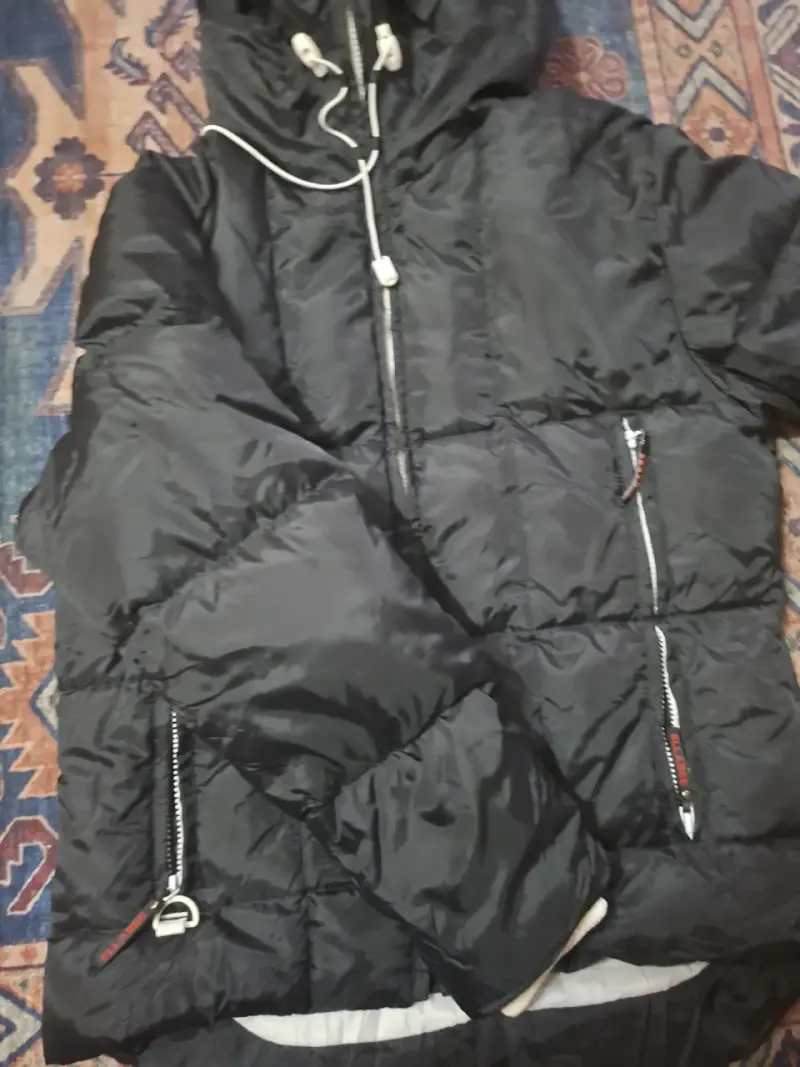 Chaqueta acolchada negra con capucha ELLABEE - 2