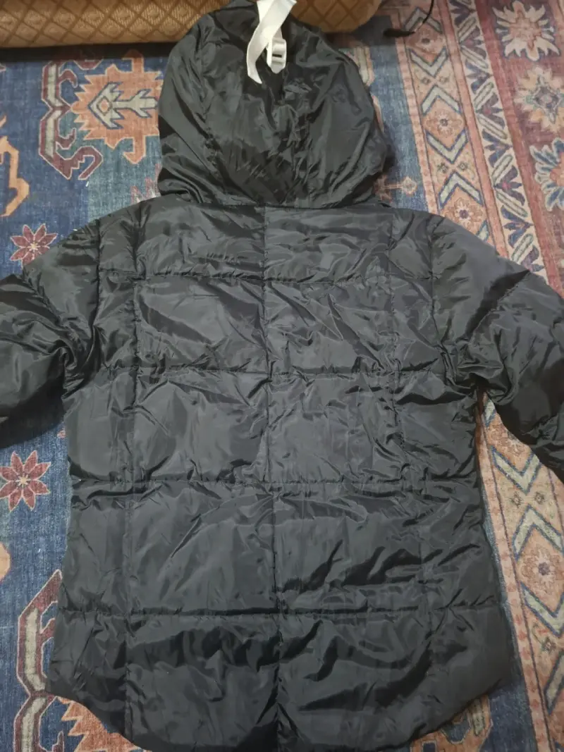 Chaqueta acolchada negra con capucha ELLABEE - 5