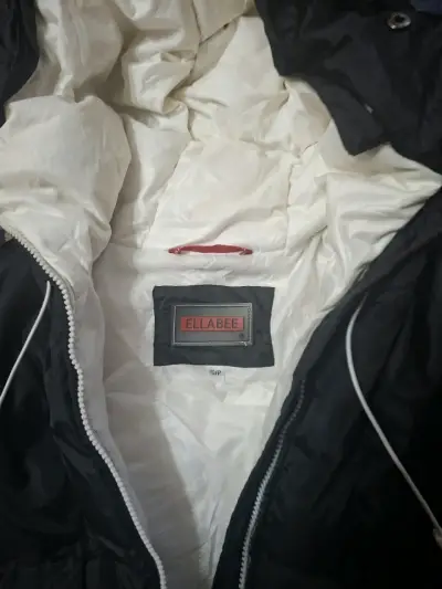 Chaqueta acolchada negra con capucha ELLABEE - miniatura 6
