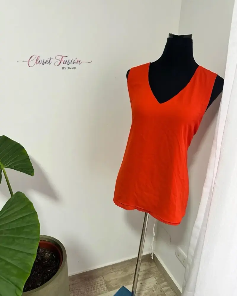 Polera roja sin mangas