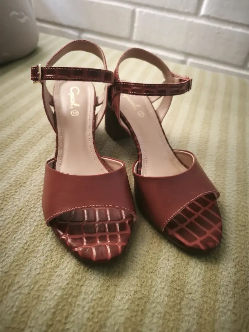 Sandalias rojas de tacón medio Gacel