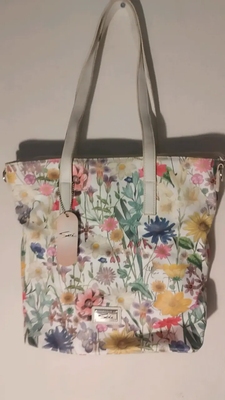 Cartera floral con asa blanca