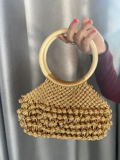 Cartera tejida con asa redonda en macrame - miniatura 1