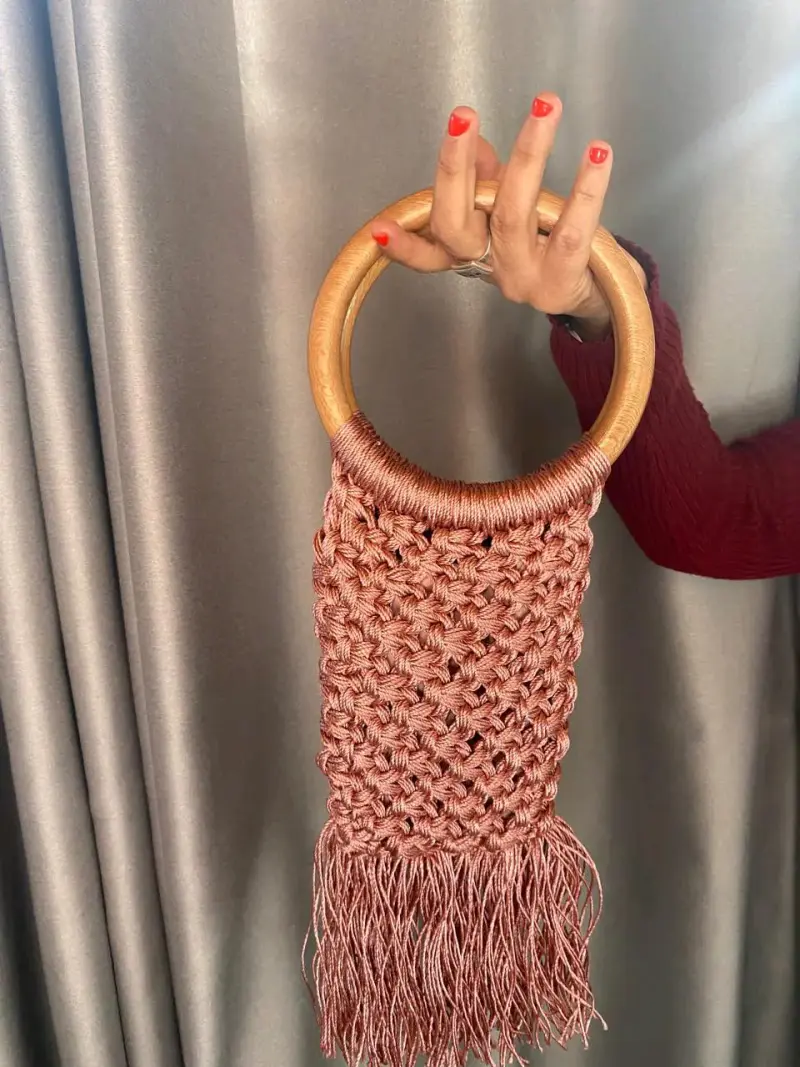 Cartera tejida con asa redonda en macrame - 2