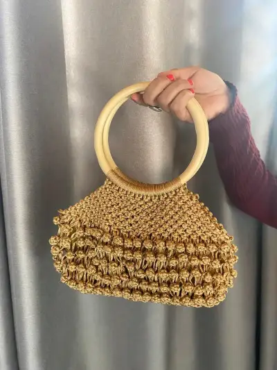 Cartera tejida con asa redonda en macrame - miniatura 3