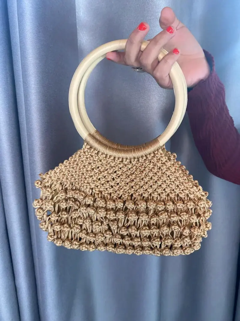 Cartera tejida con asa redonda en macrame - 4