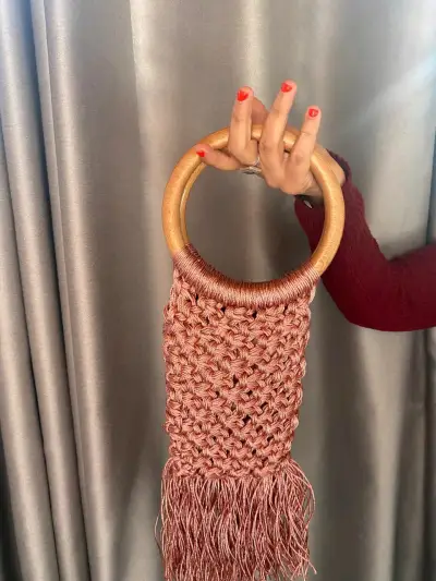 Cartera tejida con asa redonda en macrame - miniatura 5