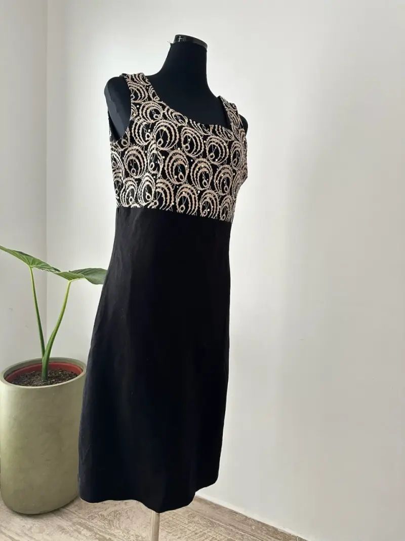 Vestido negro con bordado dorado