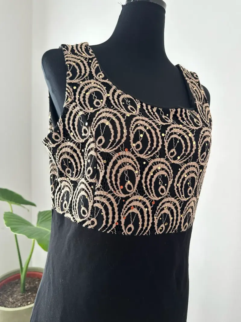 Vestido negro con bordado dorado - 2