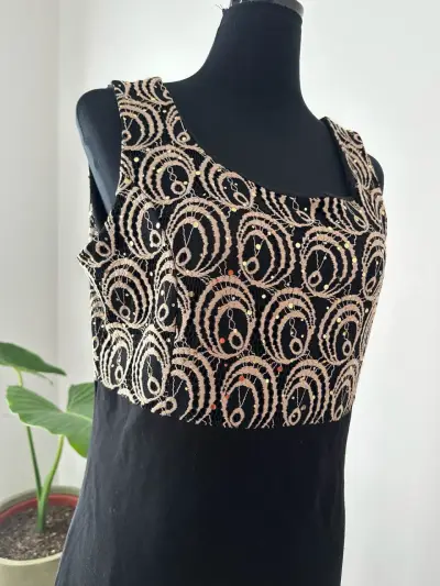Vestido negro con bordado dorado - miniatura 2