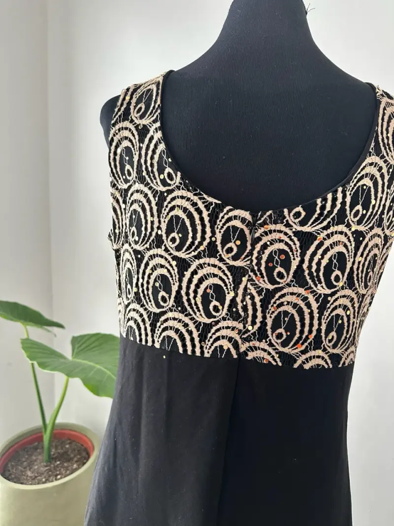 Vestido negro con bordado dorado - 3